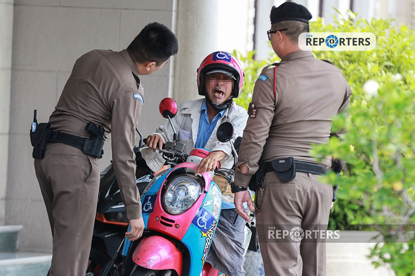 ชายสูงอายุขี่มอเตอร์ไซค์ติดสติกเกอร์คนพิการฝ่าจุดตรวจทำเนียบรัฐบาล