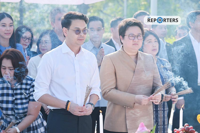 รมว.ดีอี สักการะศาลพระพรหม ก่อนเข้าทำงานกระทรวงดีอี วันแรก