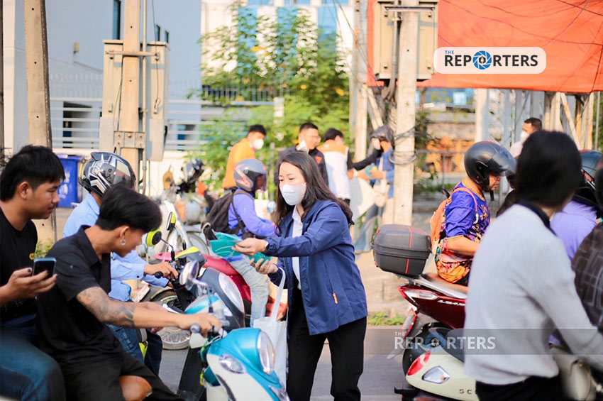 ‘เพชรรัตน์’ แจกหน้ากาก พร้อมชูป้ายกดดันรัฐบาลเร่งแก้ PM2.5 จ.เชียงใหม่