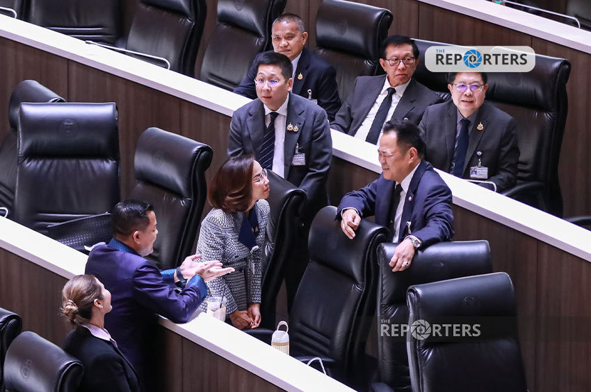 ‘อนุทิน‘ โปรยเสน่ห์เดินสายทักทาย สส.ทั่วห้องประชุม