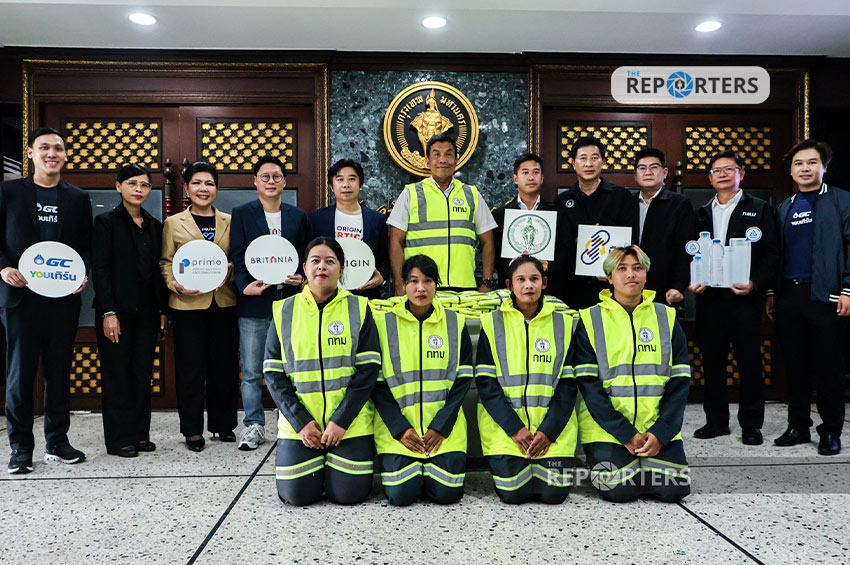 กทม. รับมอบเสื้อวิบวับ 100 ชุด ทำจากขวดพลาสติก PET